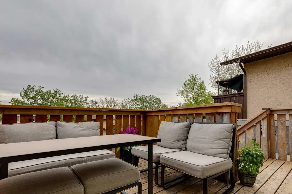54 Bermondsey Road NW Calgary AB T3K 1V3