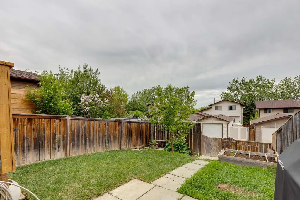 54 Bermondsey Road NW Calgary AB T3K 1V3