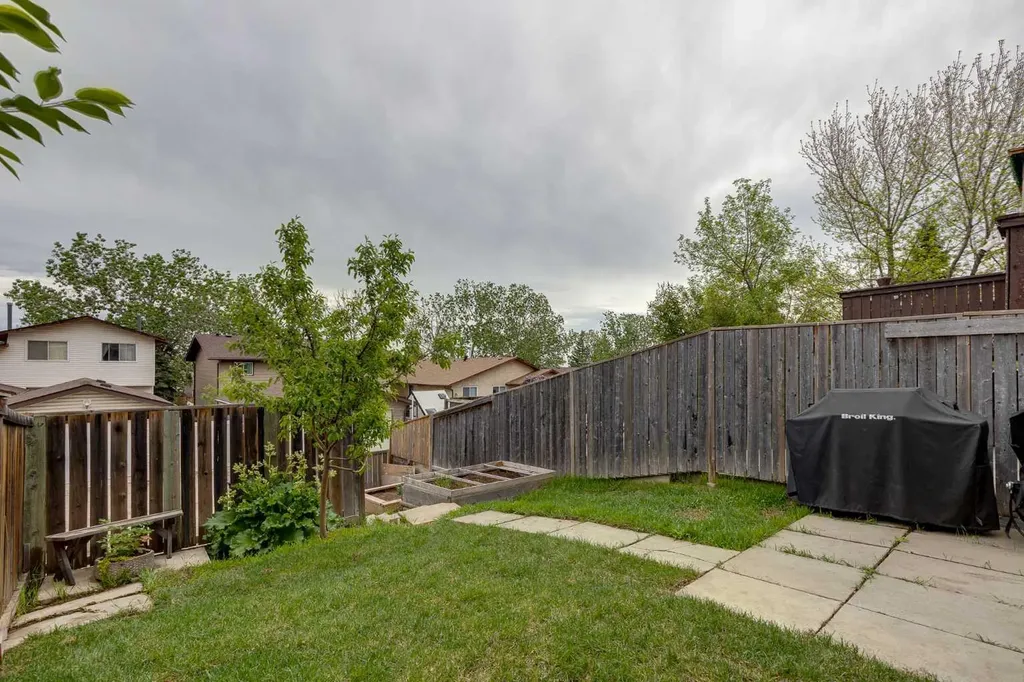 54 Bermondsey Road NW Calgary AB T3K 1V3