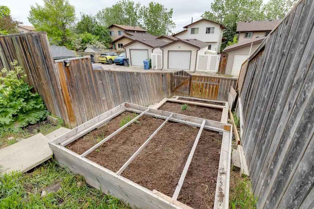 54 Bermondsey Road NW Calgary AB T3K 1V3