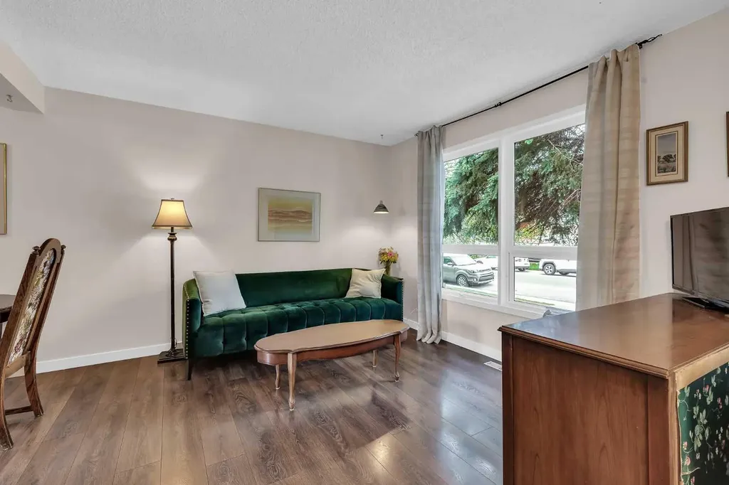54 Bermondsey Road NW Calgary AB T3K 1V3