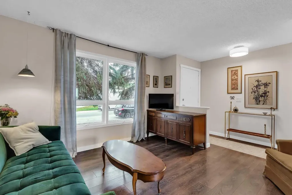 54 Bermondsey Road NW Calgary AB T3K 1V3