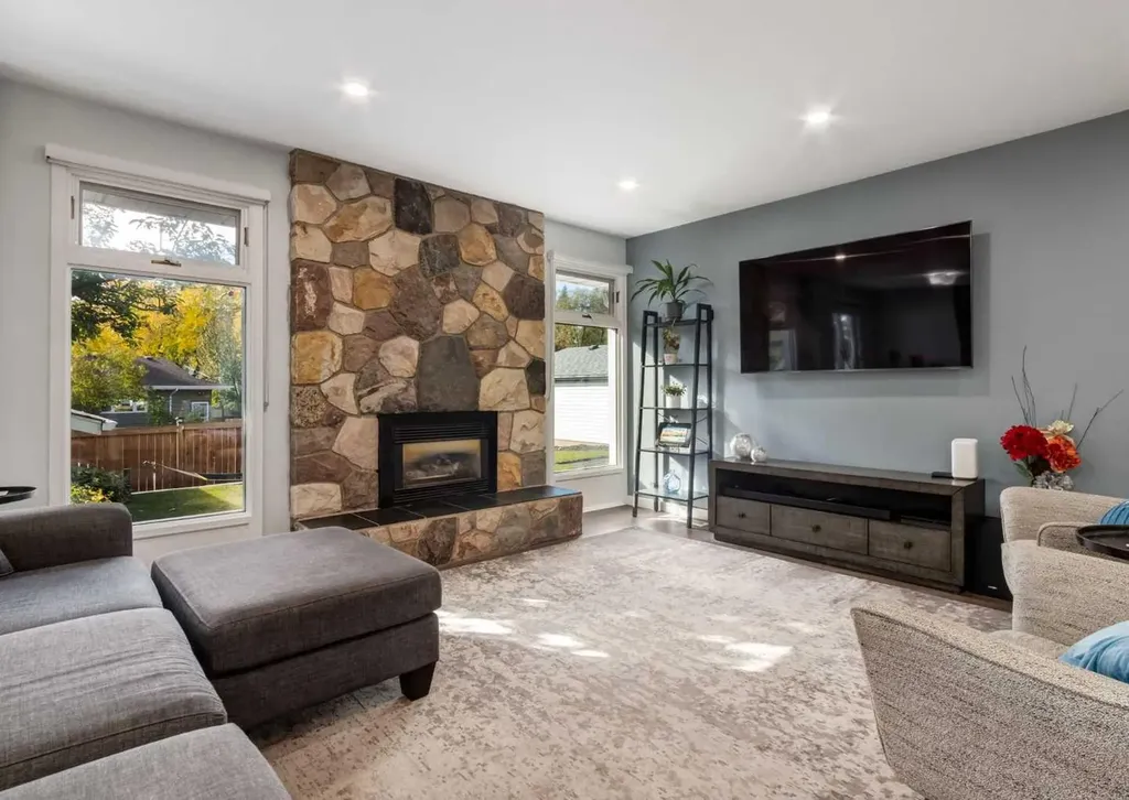 927 124 Avenue SW Calgary AB T2W 1T2