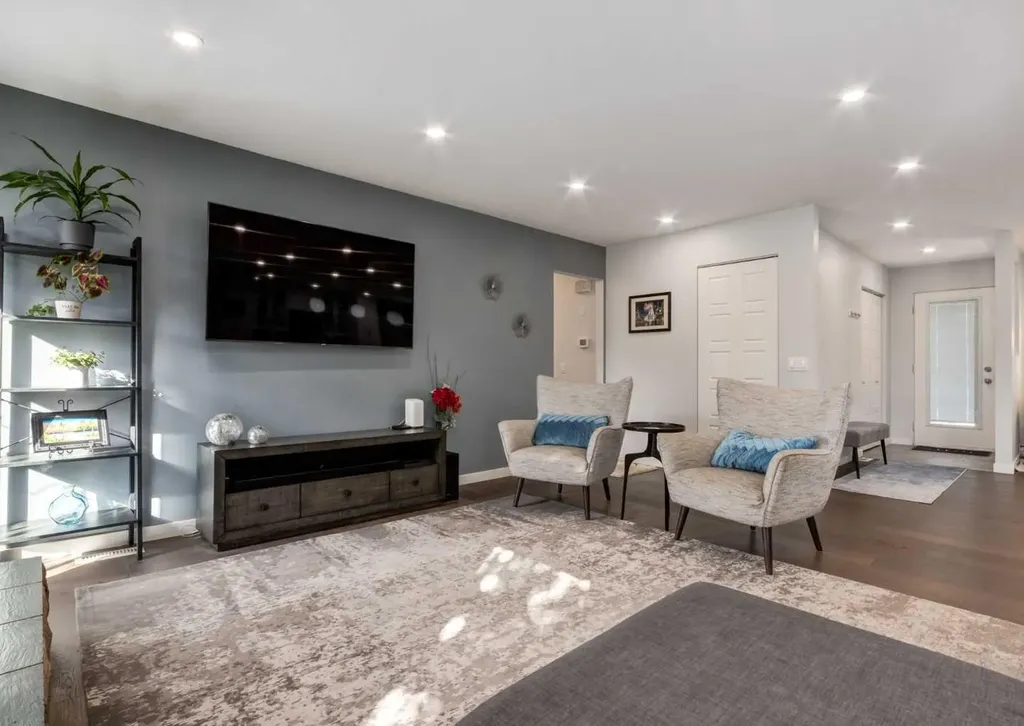 927 124 Avenue SW Calgary AB T2W 1T2