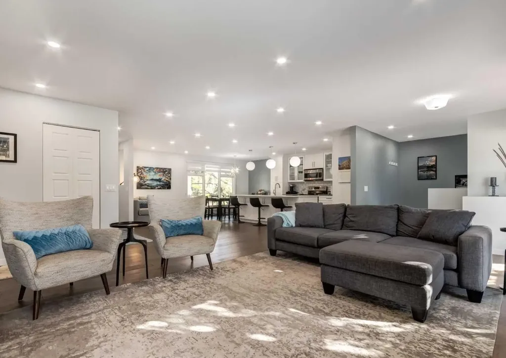 927 124 Avenue SW Calgary AB T2W 1T2