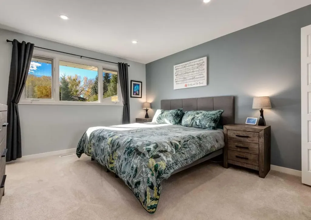 927 124 Avenue SW Calgary AB T2W 1T2