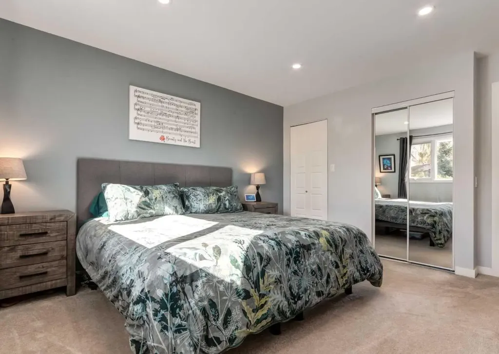 927 124 Avenue SW Calgary AB T2W 1T2