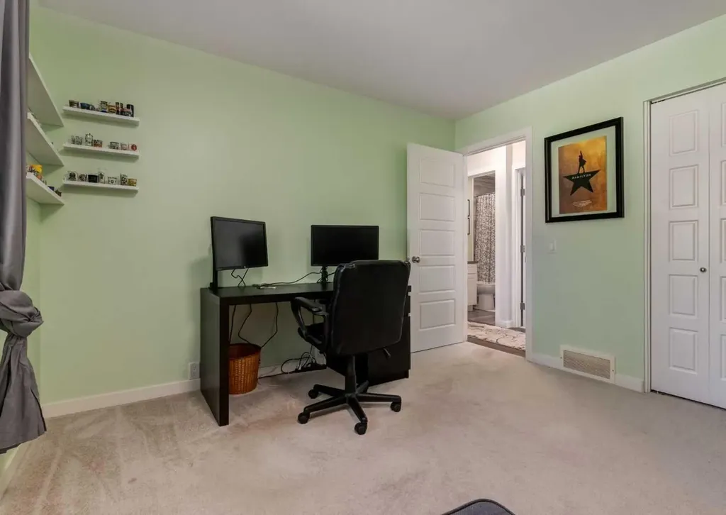 927 124 Avenue SW Calgary AB T2W 1T2