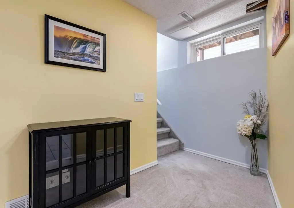 927 124 Avenue SW Calgary AB T2W 1T2