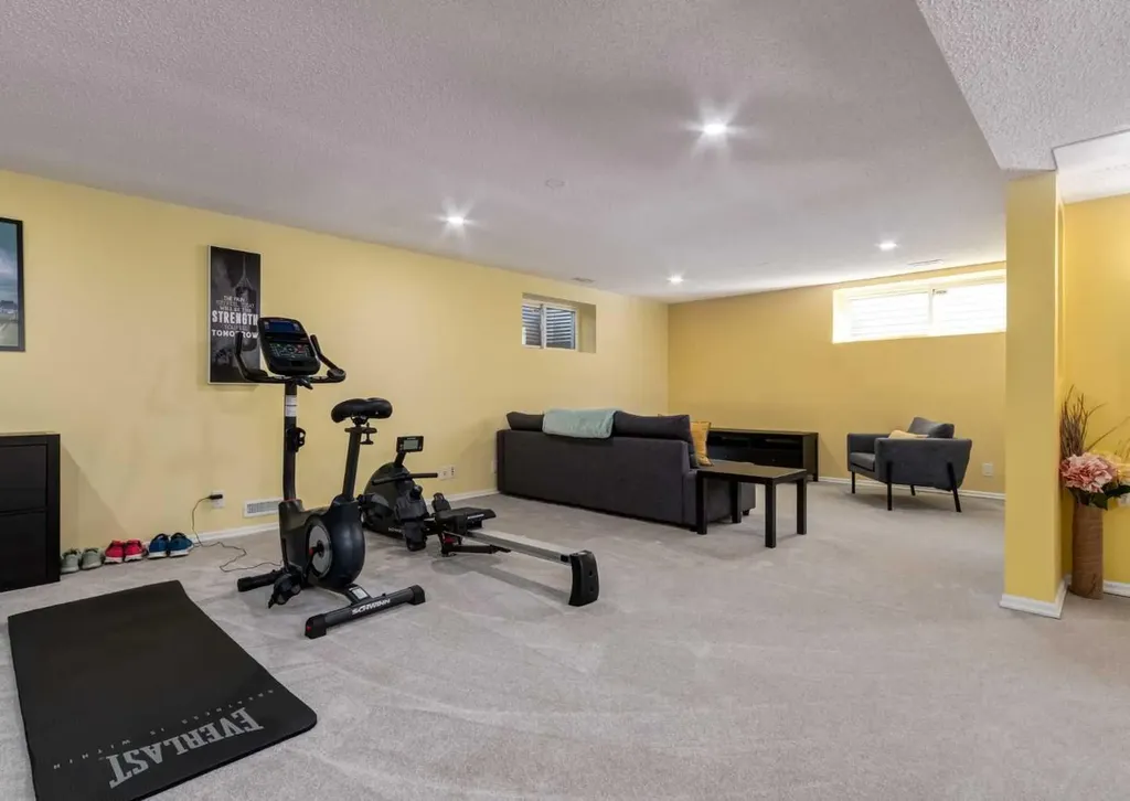 927 124 Avenue SW Calgary AB T2W 1T2