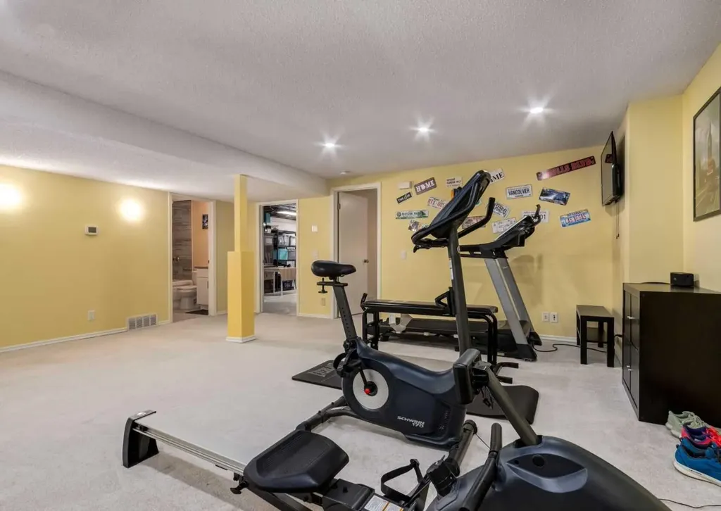 927 124 Avenue SW Calgary AB T2W 1T2