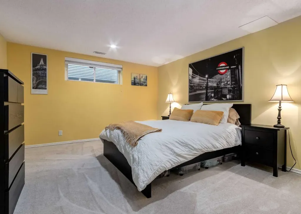927 124 Avenue SW Calgary AB T2W 1T2