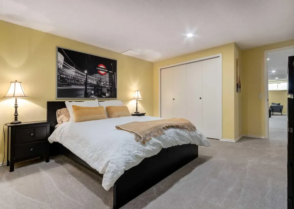 927 124 Avenue SW Calgary AB T2W 1T2