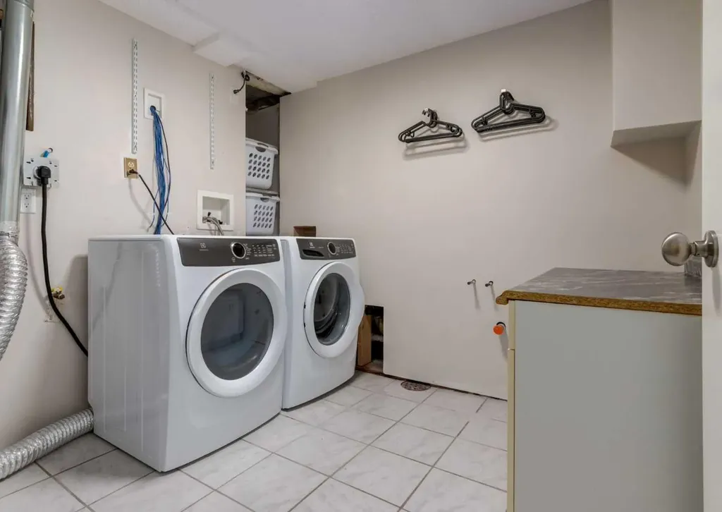 927 124 Avenue SW Calgary AB T2W 1T2