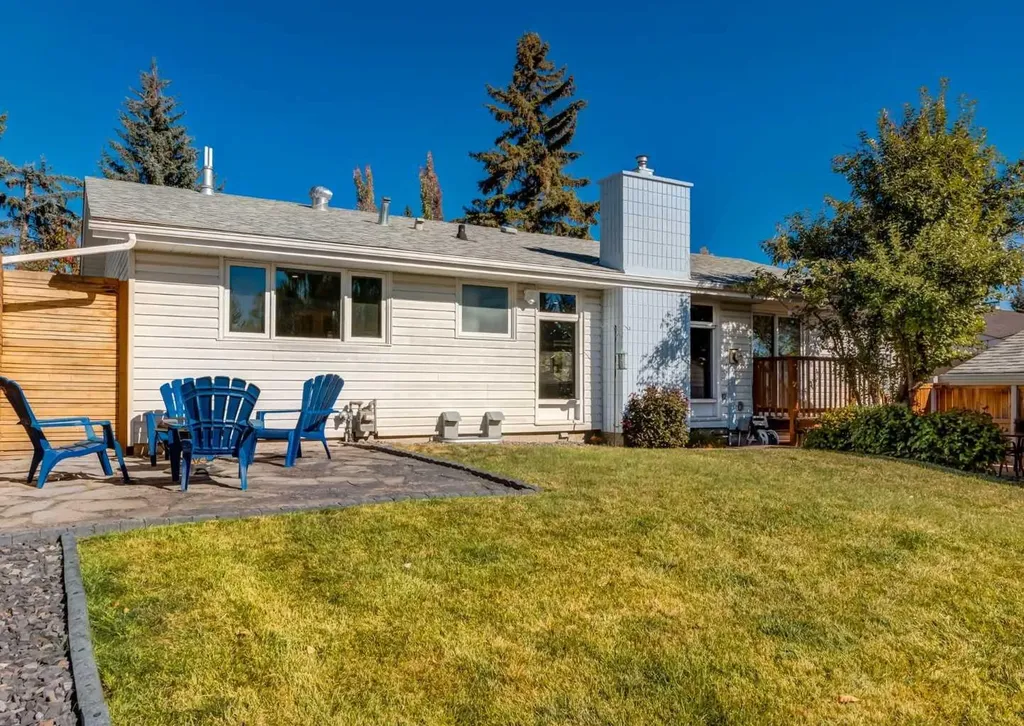 927 124 Avenue SW Calgary AB T2W 1T2