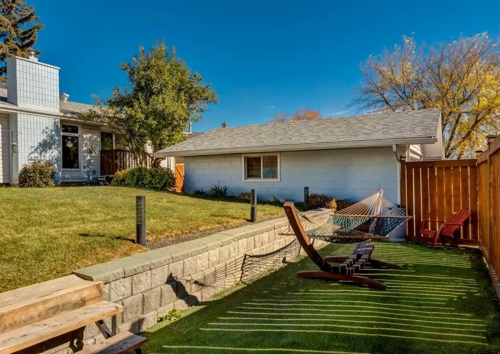 927 124 Avenue SW Calgary AB T2W 1T2