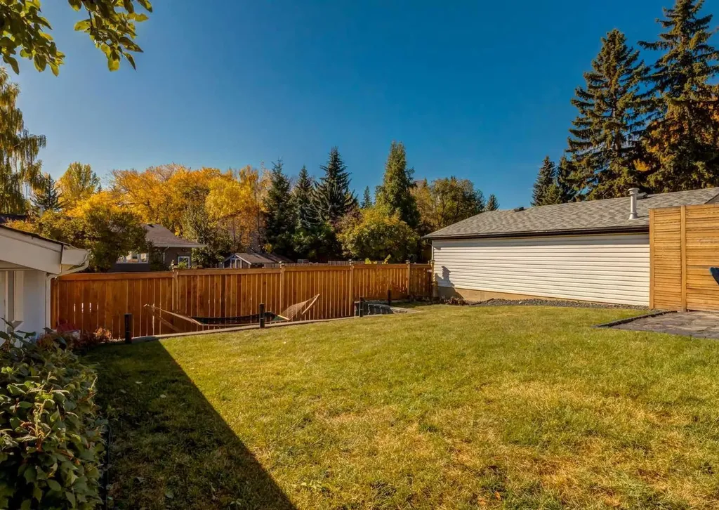927 124 Avenue SW Calgary AB T2W 1T2
