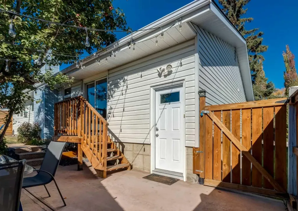 927 124 Avenue SW Calgary AB T2W 1T2