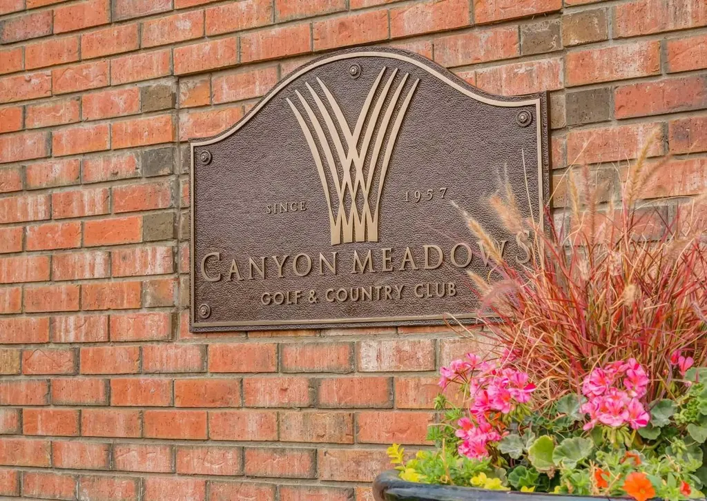 927 124 Avenue SW Calgary AB T2W 1T2