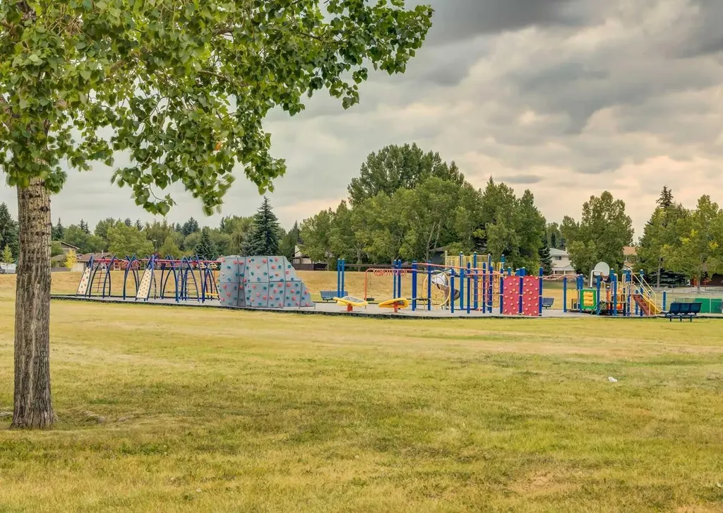 927 124 Avenue SW Calgary AB T2W 1T2