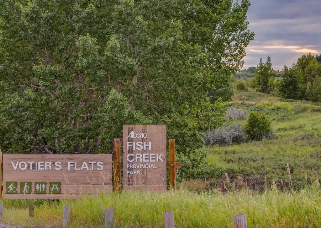927 124 Avenue SW Calgary AB T2W 1T2