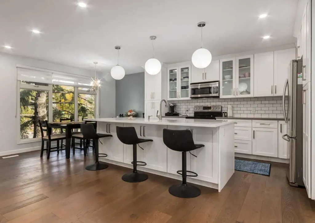 927 124 Avenue SW Calgary AB T2W 1T2