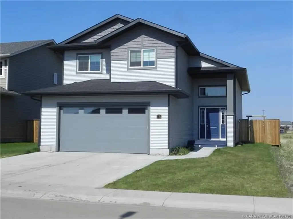 18 Cross Street Lacombe AB T4L 0J4