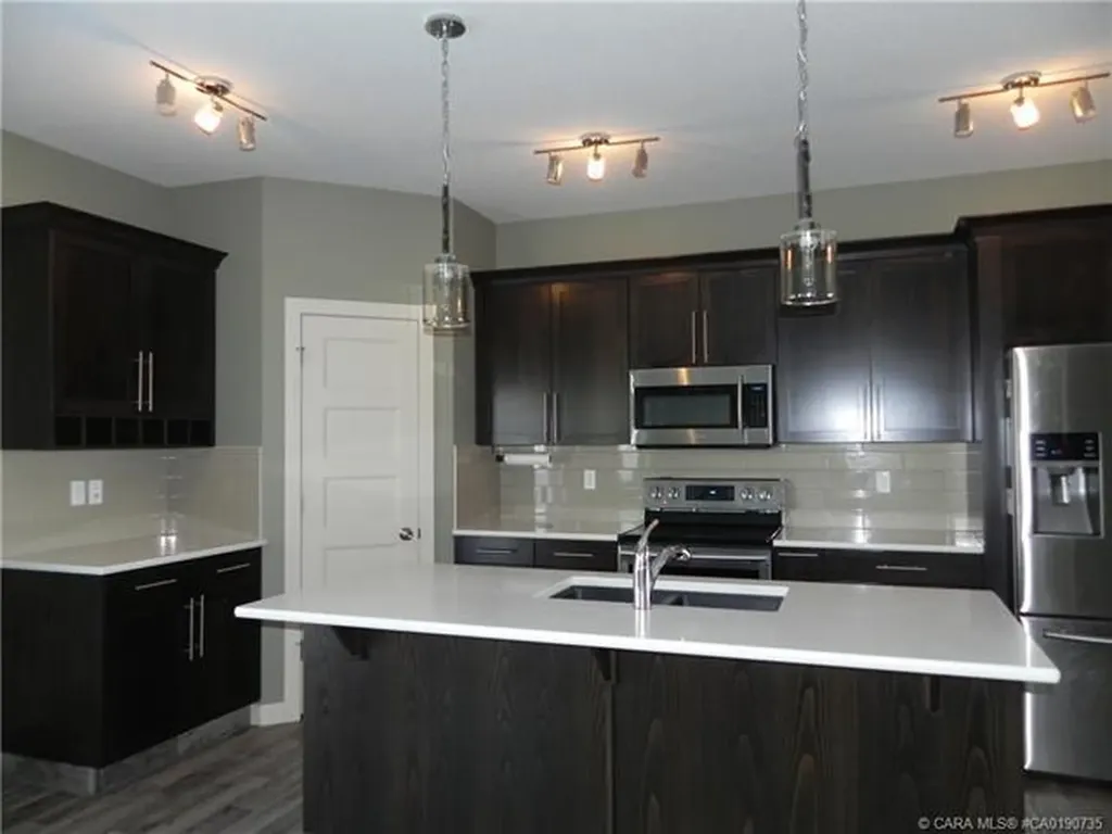 18 Cross Street Lacombe AB T4L 0J4