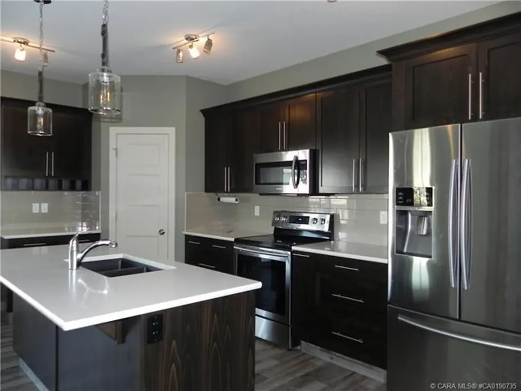 18 Cross Street Lacombe AB T4L 0J4