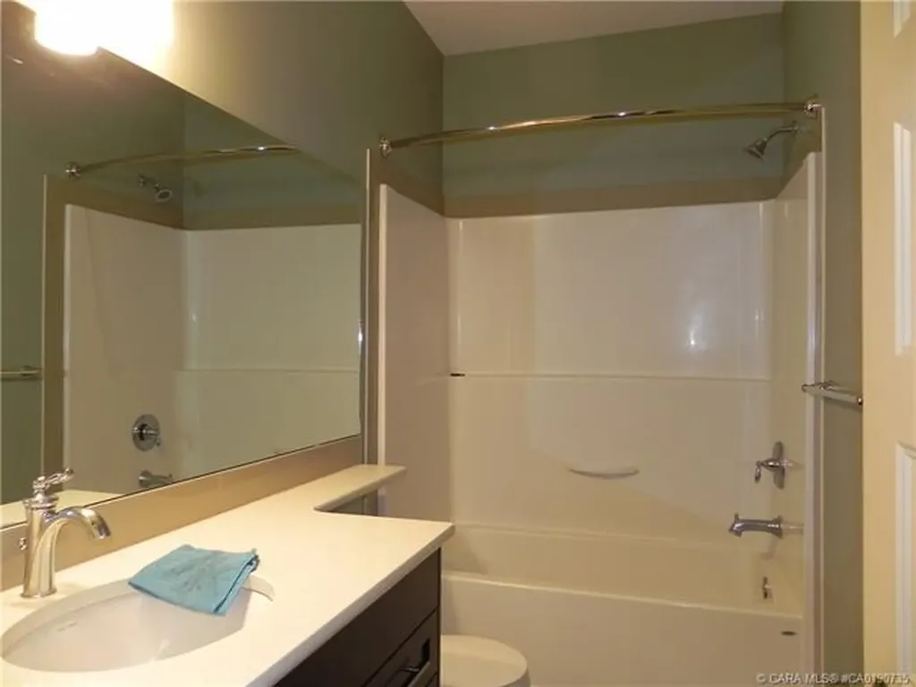 18 Cross Street Lacombe AB T4L 0J4