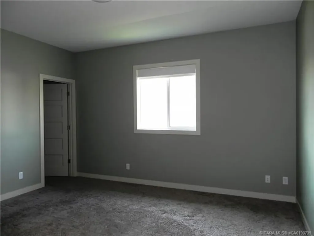 18 Cross Street Lacombe AB T4L 0J4