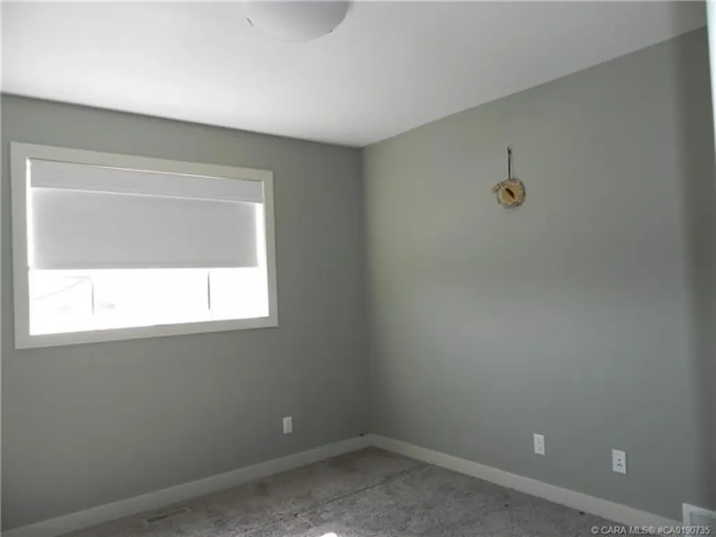 18 Cross Street Lacombe AB T4L 0J4