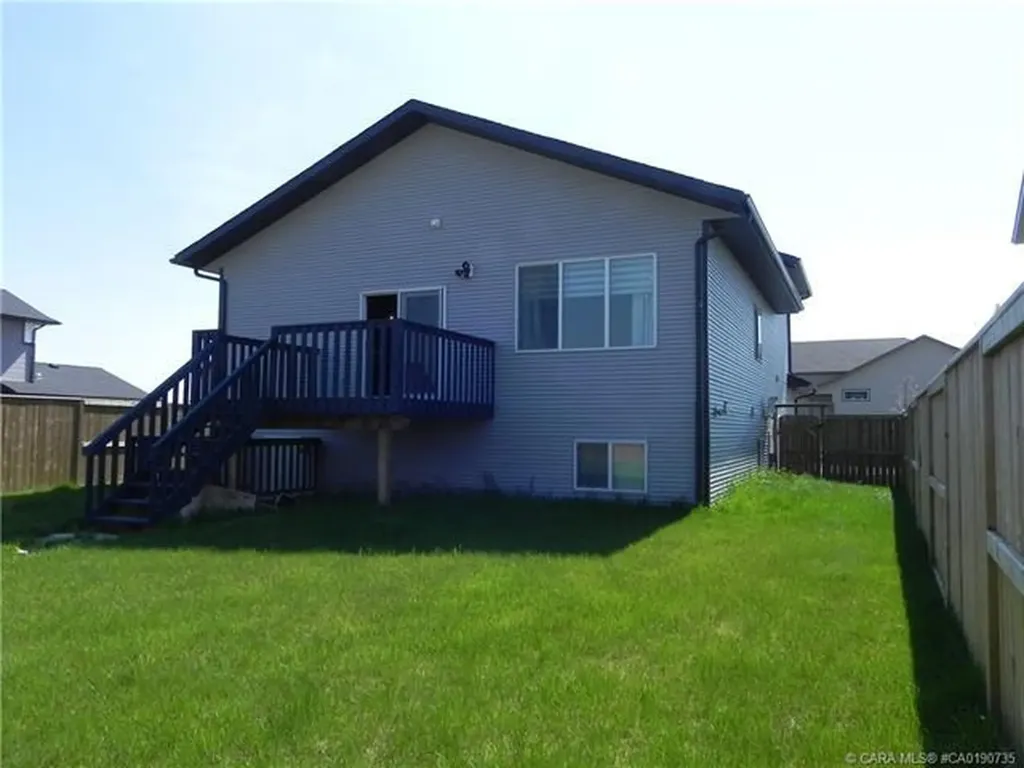 18 Cross Street Lacombe AB T4L 0J4