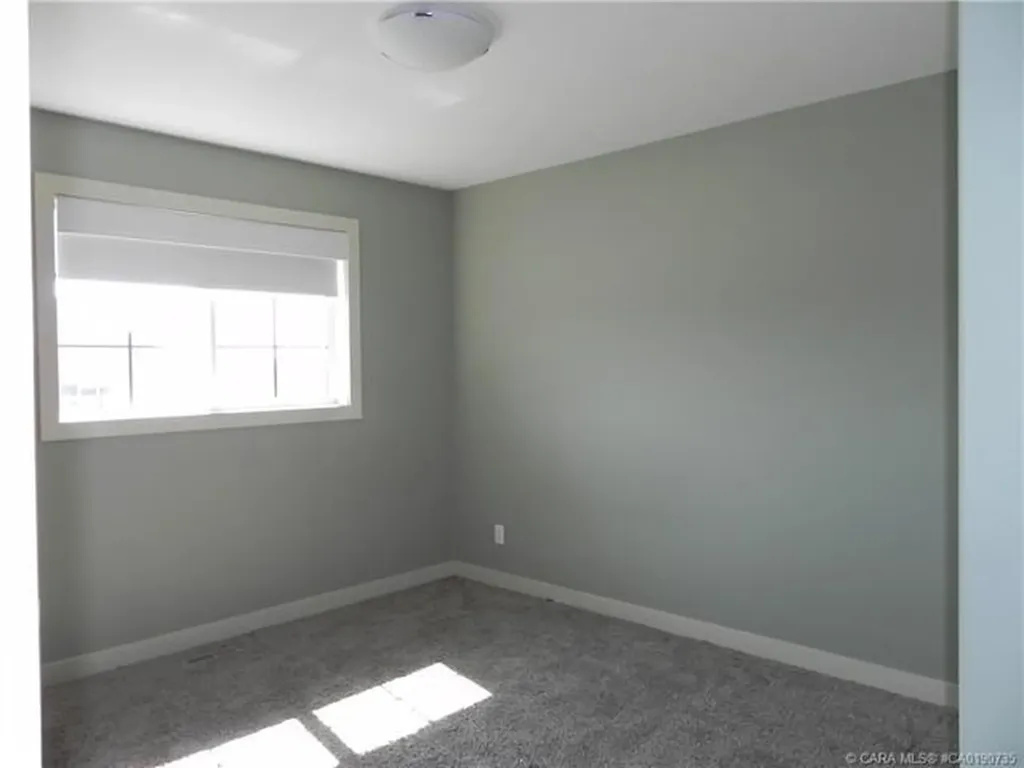 18 Cross Street Lacombe AB T4L 0J4