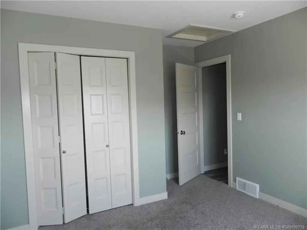18 Cross Street Lacombe AB T4L 0J4