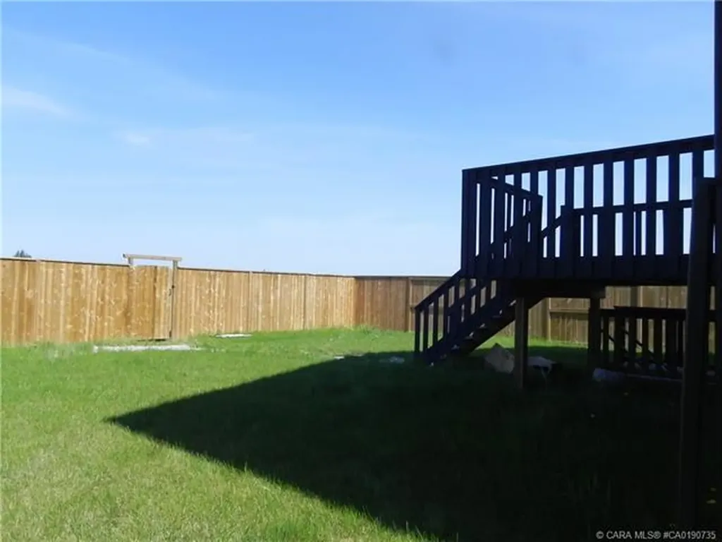 18 Cross Street Lacombe AB T4L 0J4