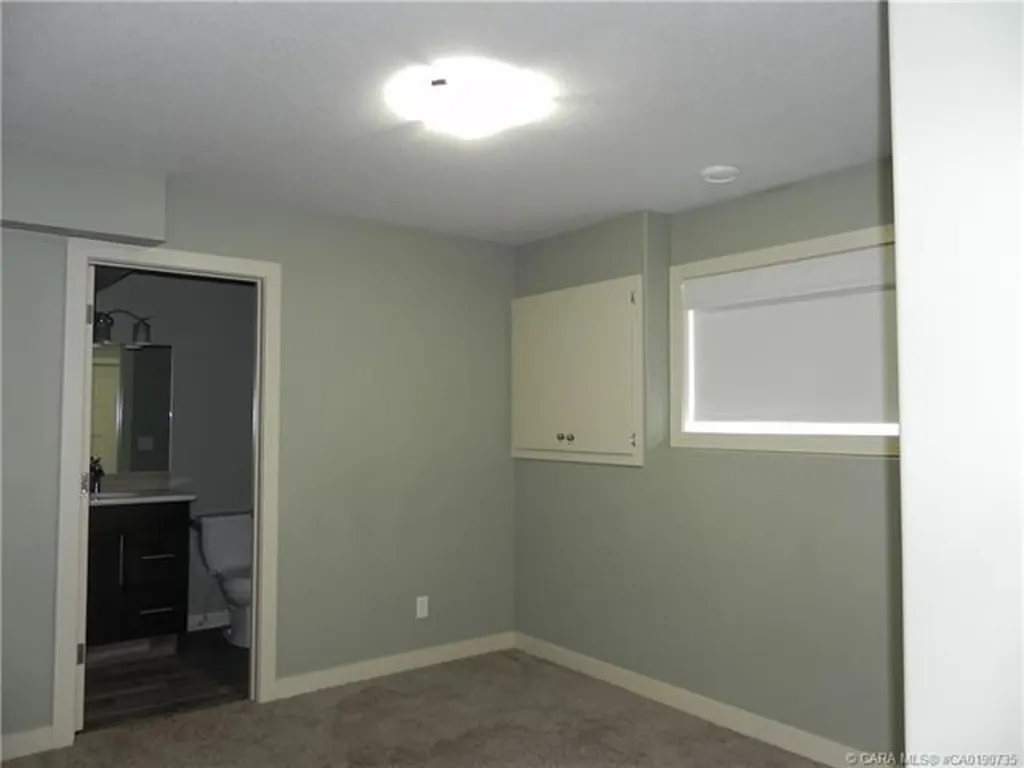 18 Cross Street Lacombe AB T4L 0J4