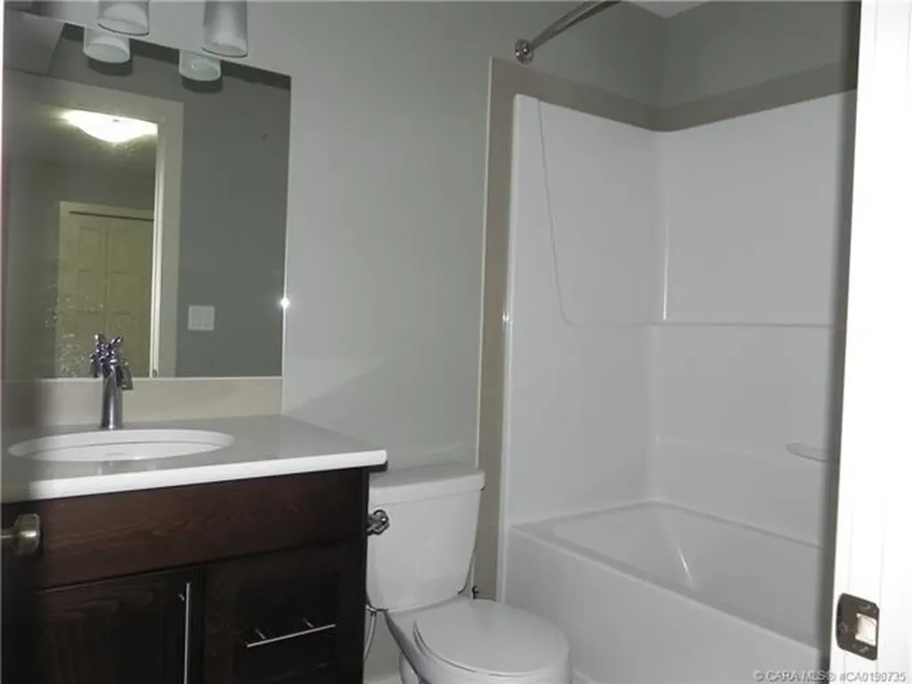 18 Cross Street Lacombe AB T4L 0J4