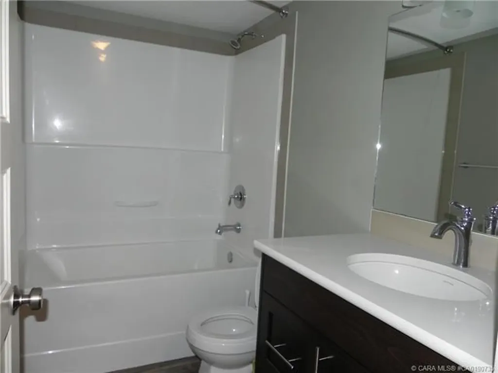 18 Cross Street Lacombe AB T4L 0J4