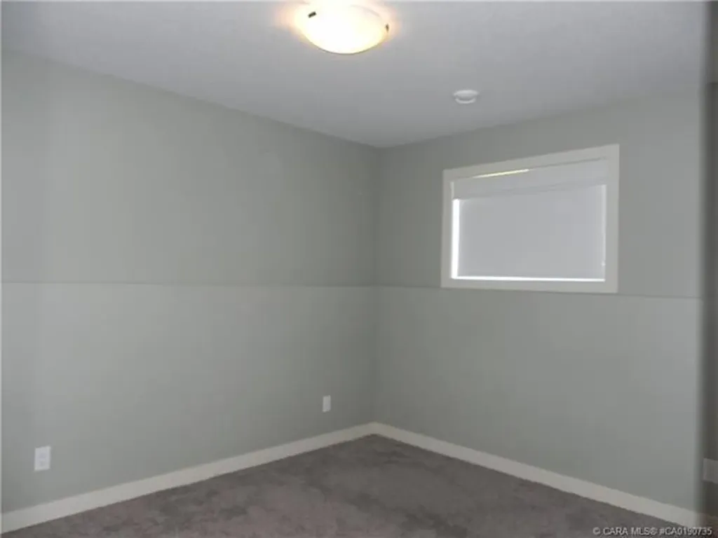 18 Cross Street Lacombe AB T4L 0J4