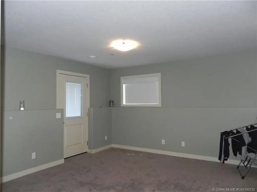 18 Cross Street Lacombe AB T4L 0J4
