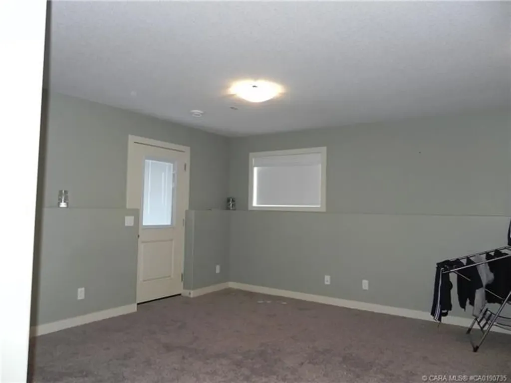 18 Cross Street Lacombe AB T4L 0J4