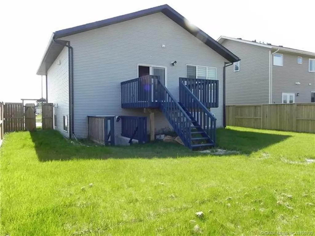 18 Cross Street Lacombe AB T4L 0J4