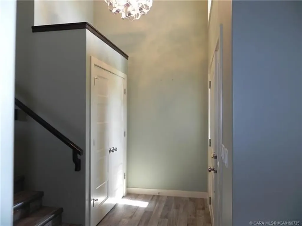18 Cross Street Lacombe AB T4L 0J4