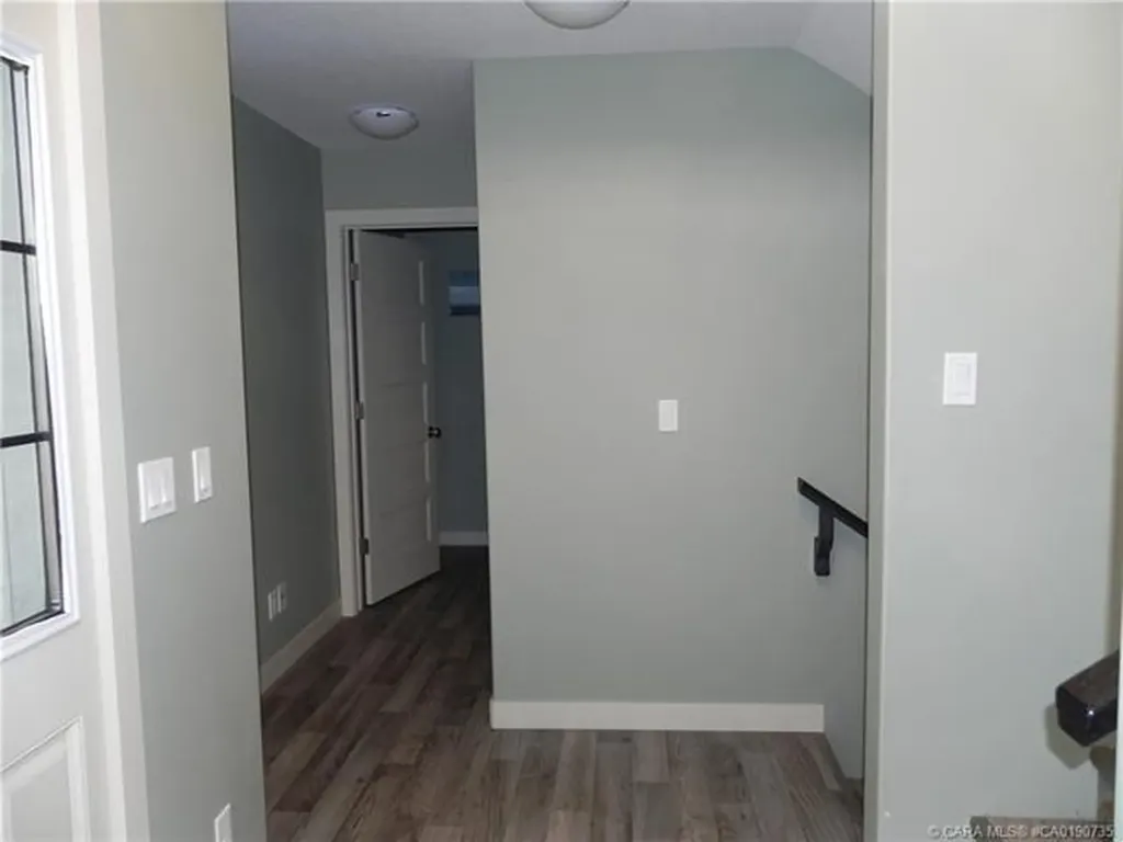 18 Cross Street Lacombe AB T4L 0J4