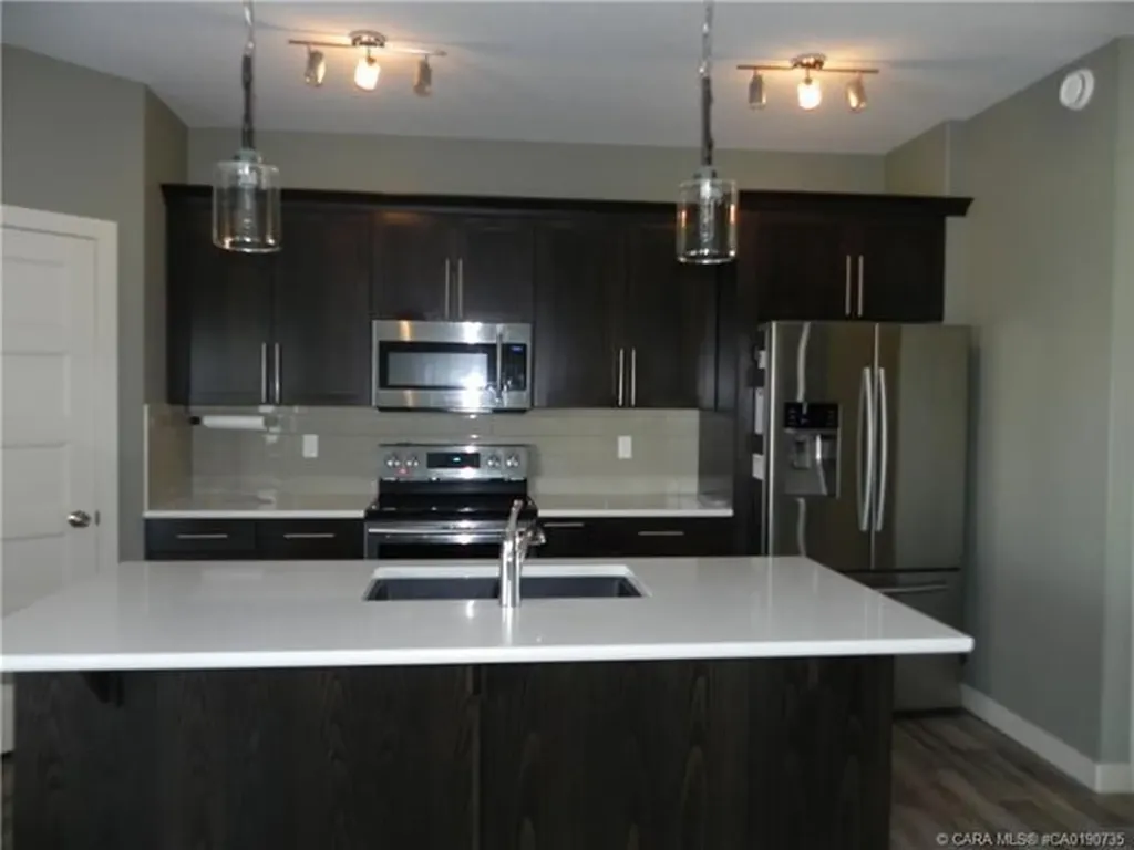 18 Cross Street Lacombe AB T4L 0J4