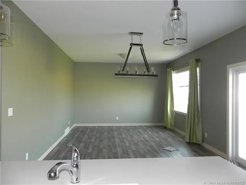 18 Cross Street Lacombe AB T4L 0J4