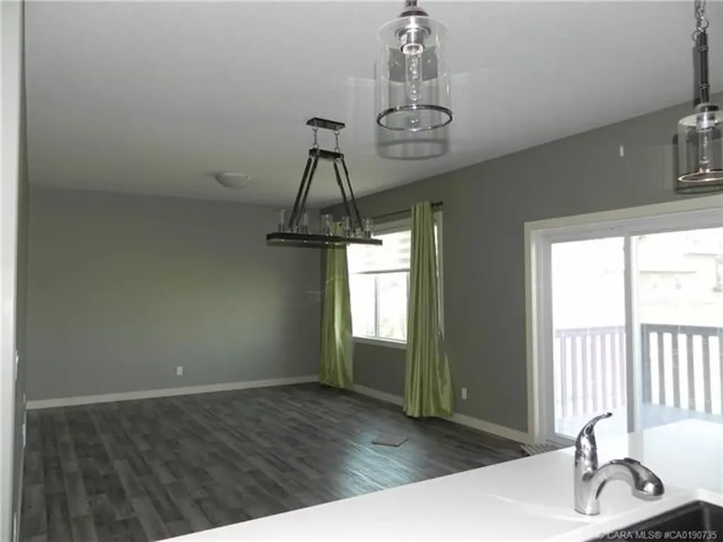18 Cross Street Lacombe AB T4L 0J4
