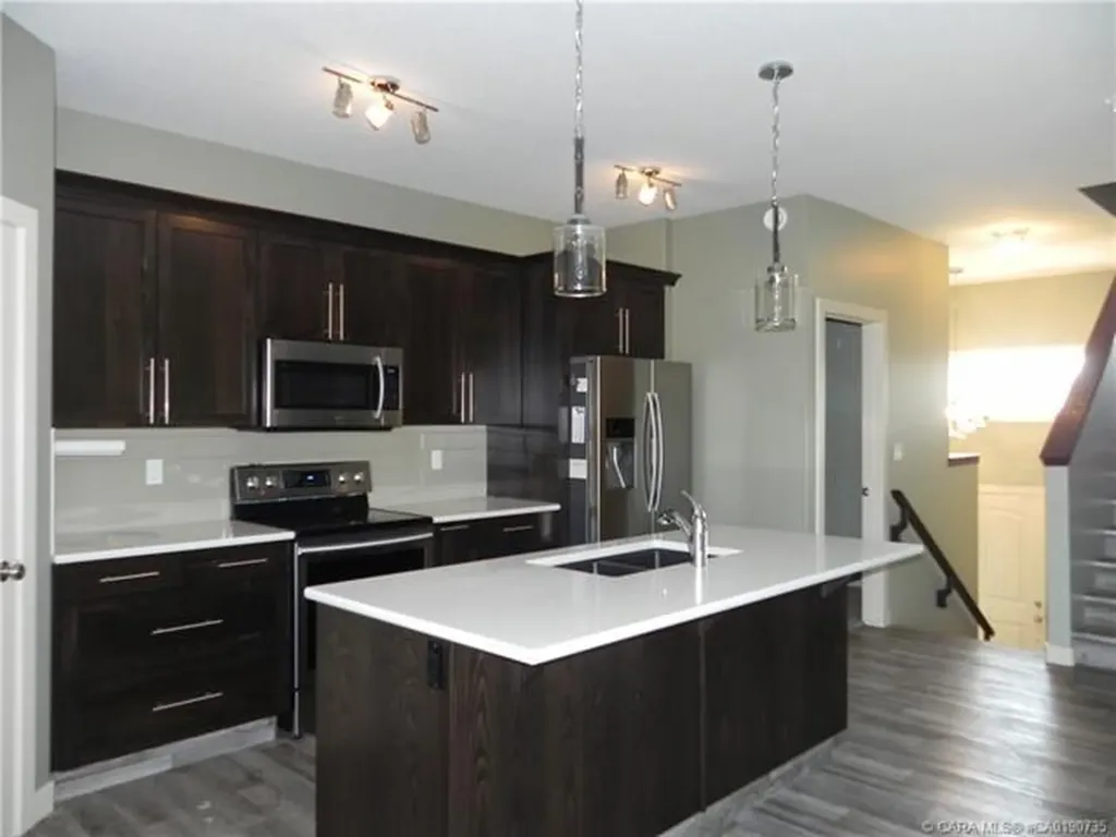 18 Cross Street Lacombe AB T4L 0J4