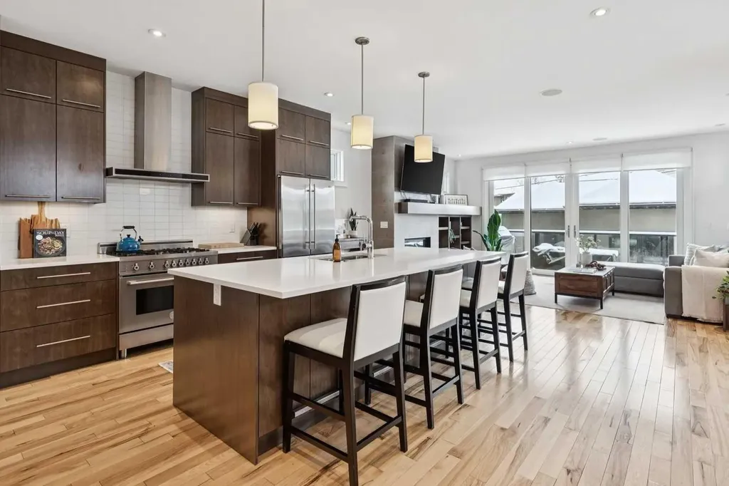 2707 1 Avenue NW Calgary AB T2N 0C7